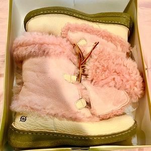 Born Shearling Lines Lace Up Snow Boots Pink and White